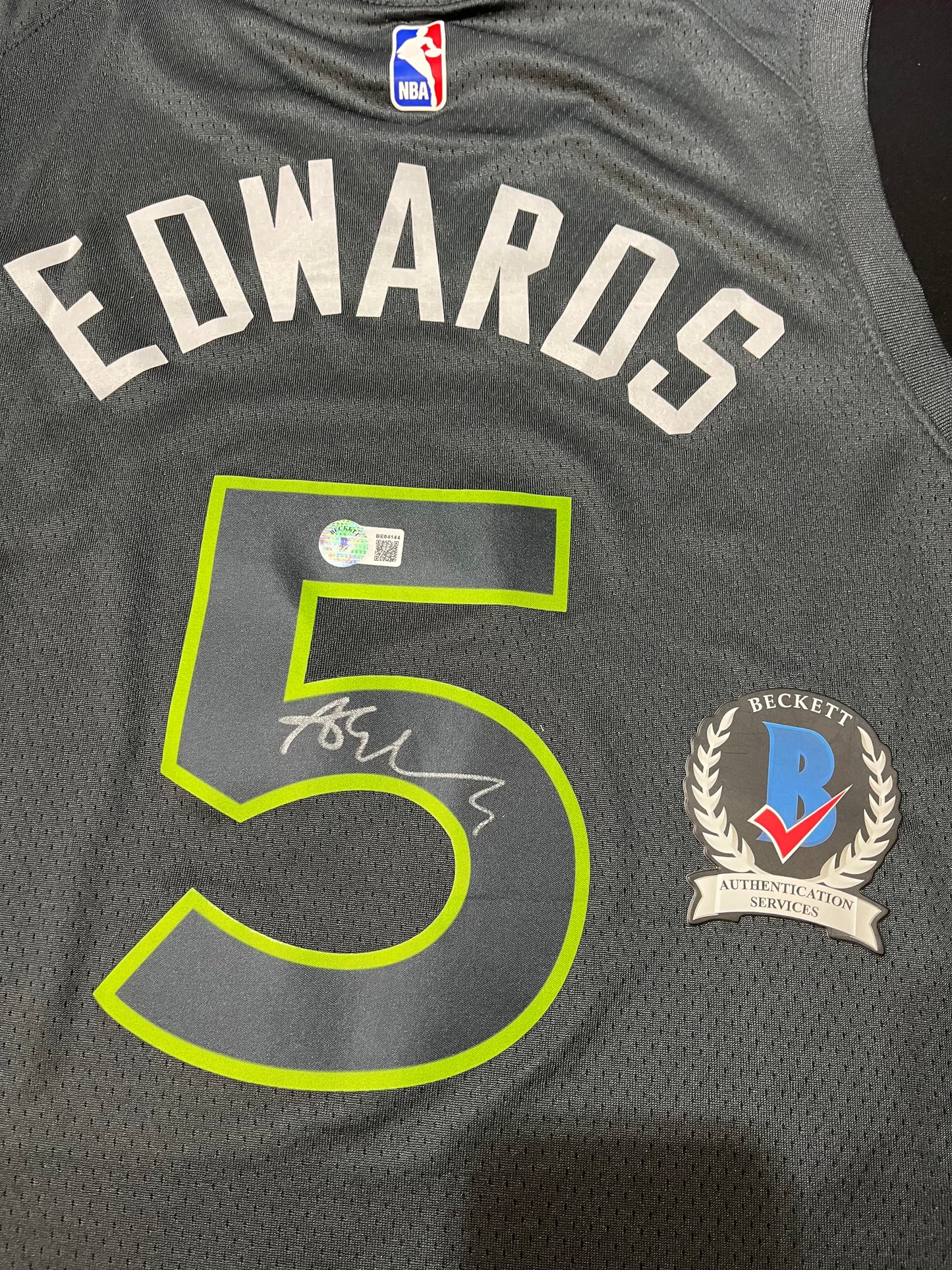 （Edwards）signed jersey